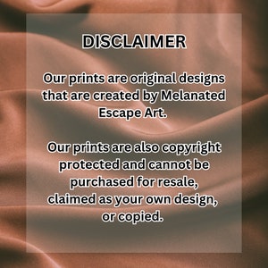 Pu&ograve; includere: Testo su uno sfondo di tessuto marrone che recita: ESCLUSIONE DI RESPONSABILIT&Agrave; Le nostre stampe sono progetti originali creati da Melanated Escape Art. Le nostre stampe sono anche protette da copyright e non possono essere acquistate per la rivendita, rivendicate come proprie o copiate.