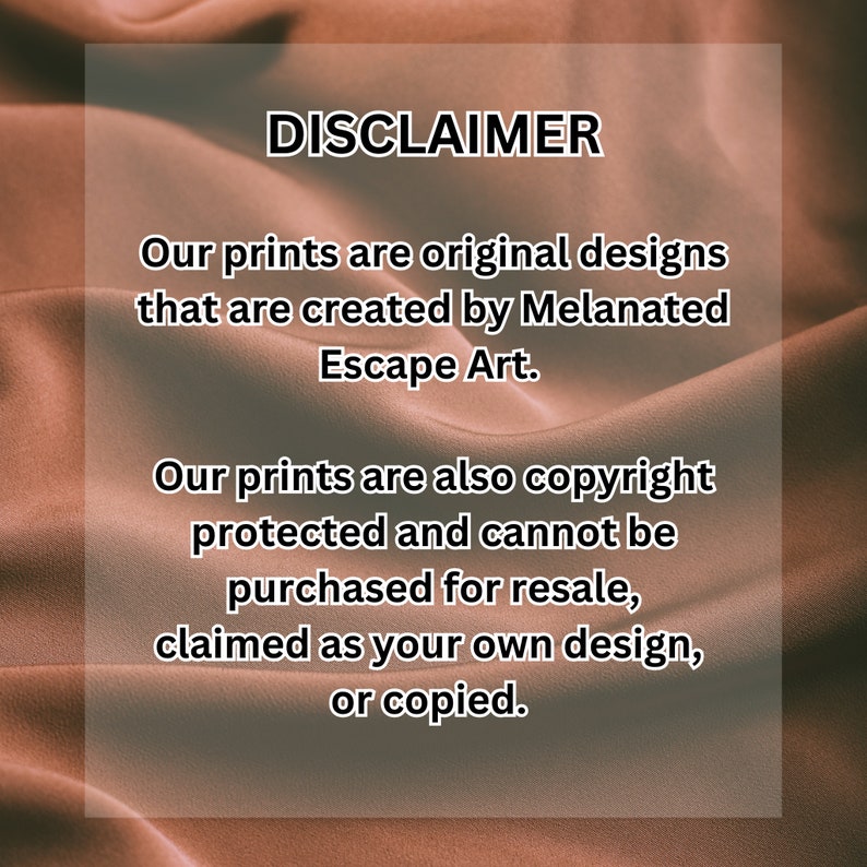 Pu&ograve; includere: Testo su uno sfondo di tessuto marrone che recita: ESCLUSIONE DI RESPONSABILIT&Agrave; Le nostre stampe sono progetti originali creati da Melanated Escape Art. Le nostre stampe sono anche protette da copyright e non possono essere acquistate per la rivendita, rivendicate come proprie o copiate.