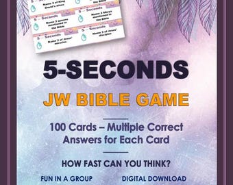Könnte beinhalten: Ein Spiel mit dem Titel "5-SECONDS JW BIBLE GAME" mit einem lila und blauen Hintergrund. Das Spiel enthält 100 Karten mit mehreren richtigen Antworten. Der Text auf dem Spiel enthält "Wie schnell kannst du denken?" und "Spaß in der Gruppe."