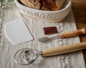 Brotbackset inklusive Gärkorb aus Peddingrohr mit Leinenüberzug, Teigrührer, Brotklinge und Teigkarte