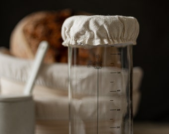 Sauerteig Glas Fermentation ASG Sourdough Glas mit Leinenüberzug und Deckel und einem Teigschaber