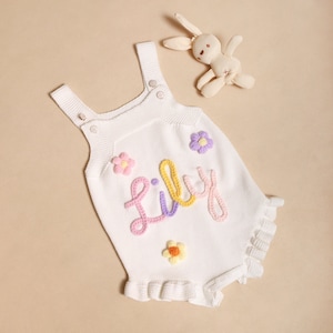 Niedlicher Hand bestickter Strampler, Baby Name Strampler Outfit, personalisierter gestrickter Strampler mit Namen, Cake Smash Outfit, Baby-Dusche-Geschenk