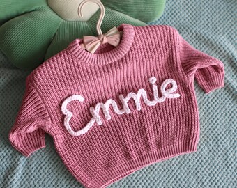 Suéter de nombre de bebé bordado a mano, suéter de niña, suéter de bebé con nombre, suéter de nombre de niño personalizado, suéter de regreso a casa, regalos de bebé