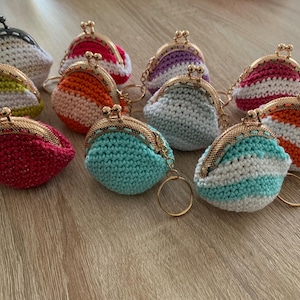 Petit porte monnaie fait au crochet idéal pour un cadeau.