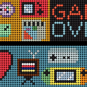 Könnte beinhalten: Pixelgrafik mit Retro-Videospiel-Thema. Das Bild zeigt einen Controller, ein Herz, einen Fernseher und einen Cupcake, zusammen mit den Worten "GAME OVER!" im Dot-Matrix-Stil. Die Farbpalette umfasst Rot, Blau, Gelb und Grün.