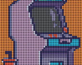 Peut inclure: Illustration de style pixel art d'un cabinet de jeu d'arcade rétro avec un écran bleu et vert, un cabinet violet et une base rouge et orange.