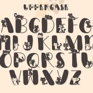 Puede incluir: Alfabeto en blanco y negro con gatos lindos en varias poses. Las letras son may&uacute;sculas y tienen un estilo audaz y juguet&oacute;n. Los gatos est&aacute;n posicionados alrededor y encima de las letras.