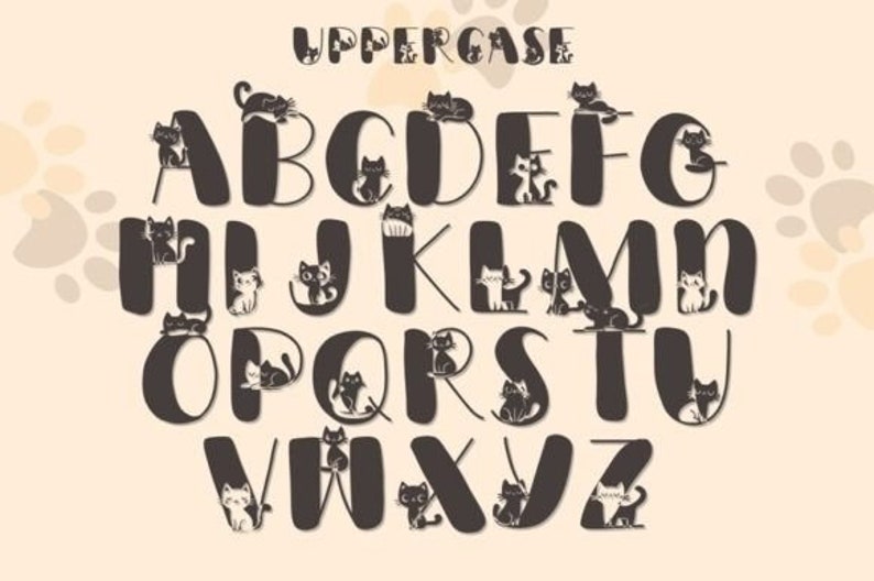 Puede incluir: Alfabeto en blanco y negro con gatos lindos en varias poses. Las letras son may&uacute;sculas y tienen un estilo audaz y juguet&oacute;n. Los gatos est&aacute;n posicionados alrededor y encima de las letras.
