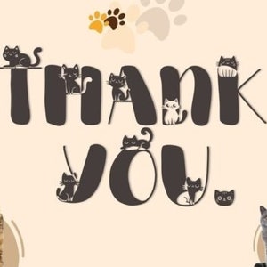 Puede incluir: Tarjeta de agradecimiento con una ilustraci&oacute;n de gato blanco y negro. La tarjeta tiene un fondo marr&oacute;n claro con huellas de patas. El texto "Gracias" est&aacute; escrito en una fuente estilizada con gatos sentados en las letras.