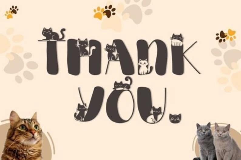 Puede incluir: Tarjeta de agradecimiento con una ilustraci&oacute;n de gato blanco y negro. La tarjeta tiene un fondo marr&oacute;n claro con huellas de patas. El texto "Gracias" est&aacute; escrito en una fuente estilizada con gatos sentados en las letras.