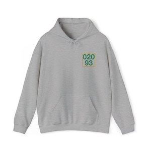 Puede incluir: Una sudadera con capucha de color gris jaspeado con un logotipo bordado en verde y amarillo que dice "020 93".
