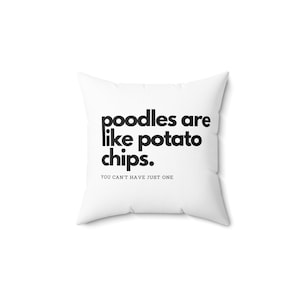 Puede incluir: Almohada blanca con texto negro que dice "los caniches son como las patatas fritas. No puedes tener solo una."