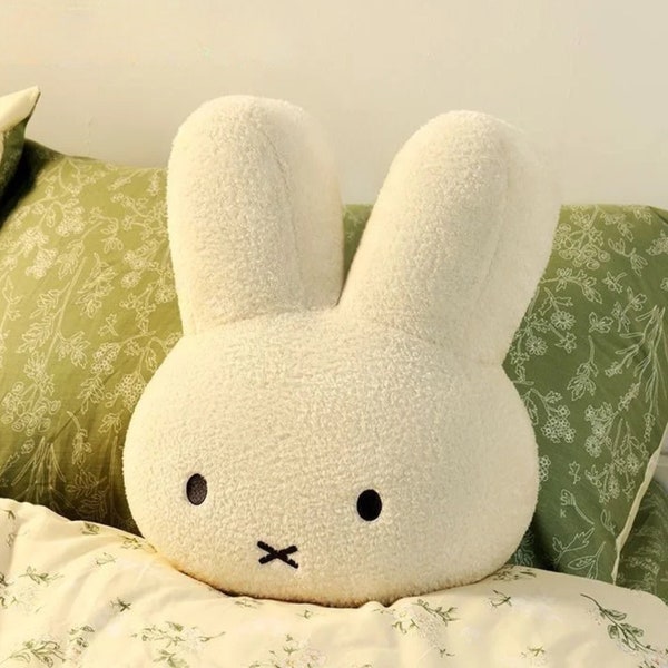 Coussin Miffy & Friends fait main - Adorable oreiller en peluche pour décoration de chambre d'enfant et de chambre d'enfant - Cadeau unique avec un personnage de livre d'histoires