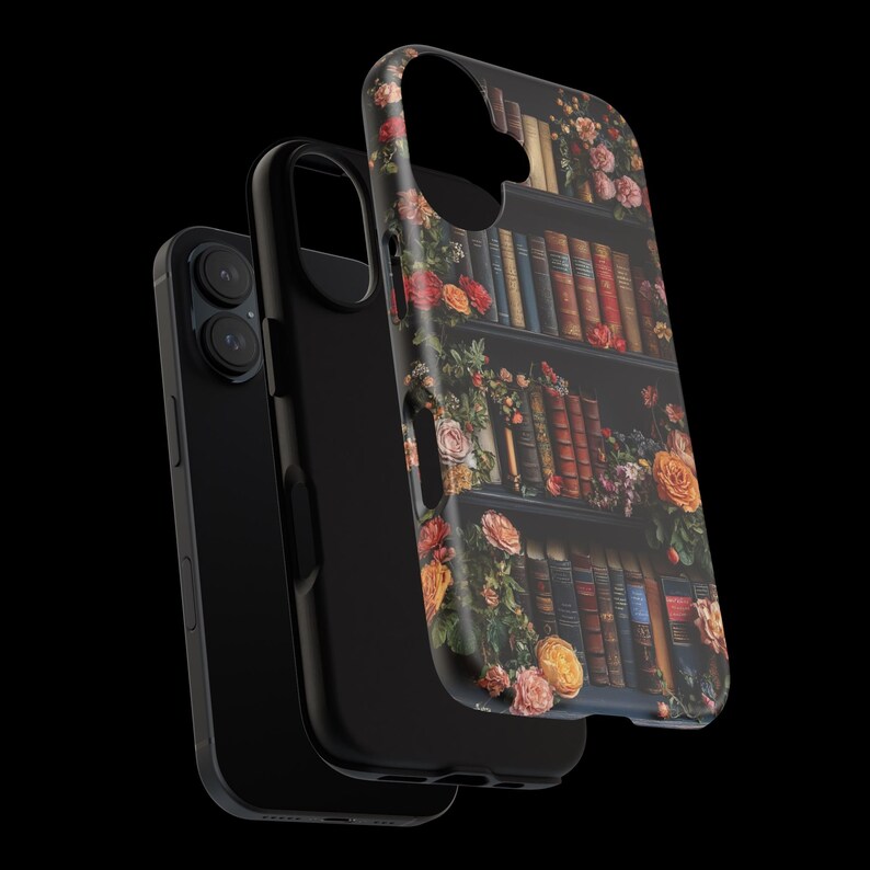 Puede incluir: Una funda de tel&eacute;fono negra con un dise&ntilde;o floral que presenta una estanter&iacute;a llena de libros. La funda tiene una protuberancia de c&aacute;mara elevada y un recorte para los botones del tel&eacute;fono.
