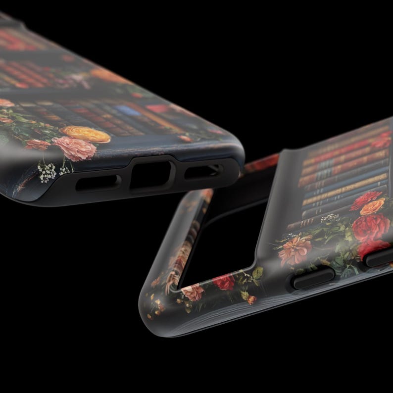Puede incluir: Dos fundas de tel&eacute;fono negras con un dise&ntilde;o de estampado floral y libros. Las fundas tienen un borde elevado alrededor de los bordes para proteger la pantalla.