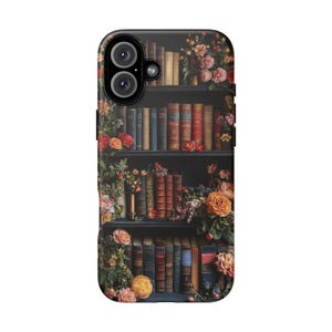 Puede incluir: Una funda de tel&eacute;fono negra con un dise&ntilde;o de una estanter&iacute;a llena de libros y flores. Las flores son de tonos rojos, naranjas y amarillos.