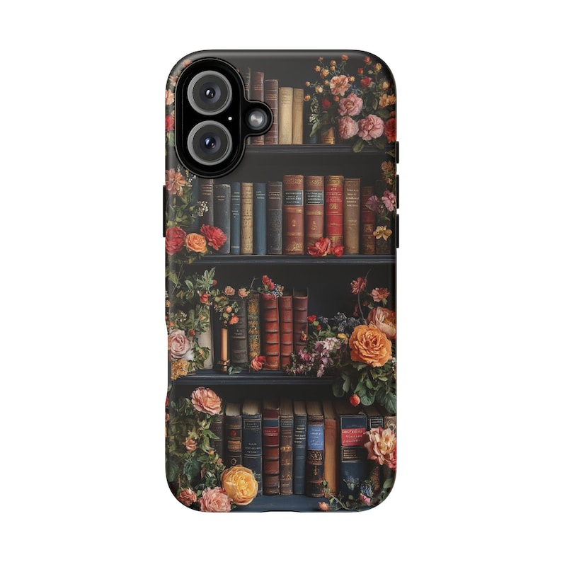Puede incluir: Una funda de tel&eacute;fono negra con un dise&ntilde;o de una estanter&iacute;a llena de libros y flores. Las flores son de tonos rojos, naranjas y amarillos.