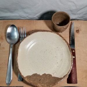 Assiette artisanale en grès blanc et grès rouge, émaillé image 4