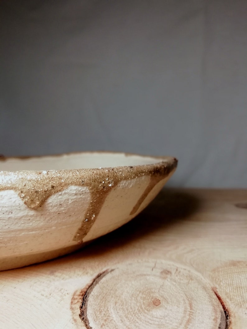 Assiette artisanale en grès blanc et grès sauvage rouge, émaillé image 4