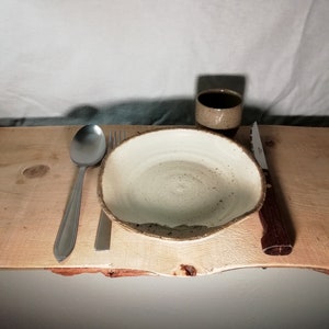 Assiette artisanale en grès blanc et grès rouge, émaillé image 2