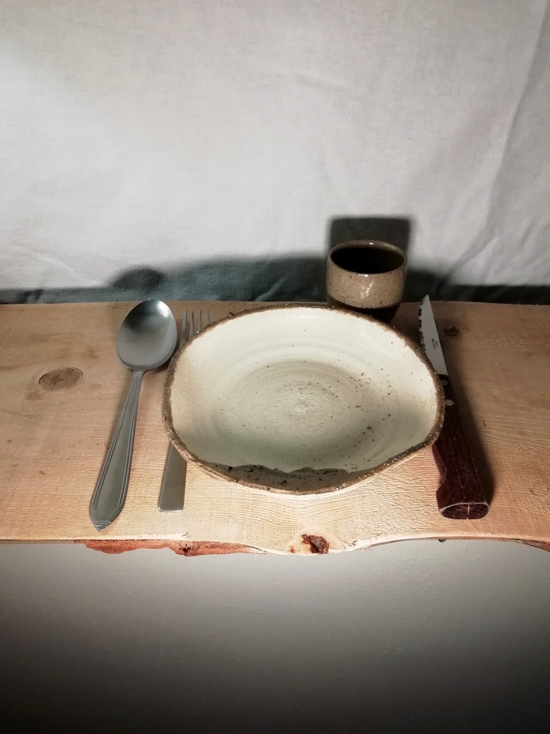 Assiette artisanale en grès blanc et grès rouge, émaillé image 2