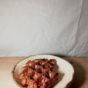 Assiette artisanale en grès blanc et grès sauvage rouge, émaillé image 5