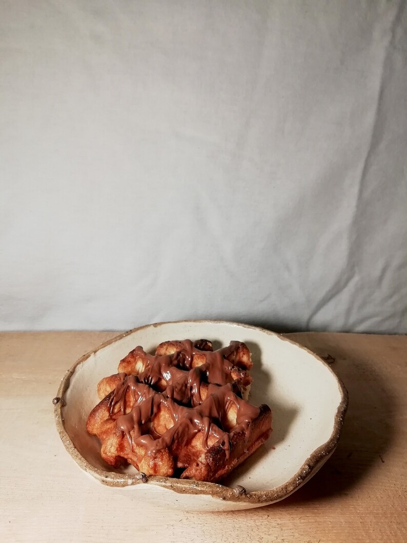 Assiette artisanale en grès blanc et grès sauvage rouge, émaillé image 5