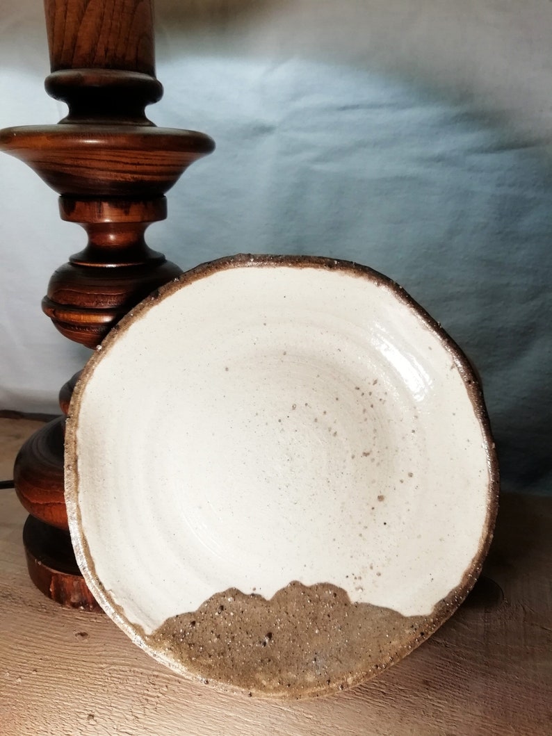 Assiette artisanale en grès blanc et grès rouge, émaillé image 1