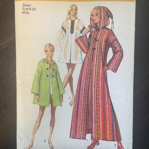 Pode incluir: Padrão de costura Simplicity vintage, tamanho 8-10 Miss. O padrão apresenta ilustrações de três designs de casacos diferentes. A capa está amarelada pela idade e tem o número 9426 impresso no topo. O preço é de $1,00.