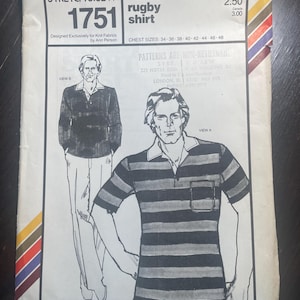 Może przedstawiać: Wzór do szycia koszulki rugby dla mężczyzn w stylu vintage, z ilustracjami projektu koszulki. Wzór oznaczony jest jako "Stretch & Sew 1751" i zawiera rozmiary klatki piersiowej od 86 do 122 cm. Okładka ma retro design.