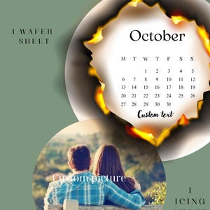 Puede incluir: Un juego de decoración de pasteles personalizado con un calendario para 2025/2026. El diseño incluye un calendario de octubre, espacio para texto personalizado y una foto. El juego incluye una hoja de oblea y una hoja de glaseado.