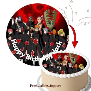 Puede incluir: Un adorno redondo para pastel con un grupo de personajes de anime con capas negras y diseños de nubes rojas, sobre un fondo rojo. Las palabras "Happy Birthday Black" están escritas en blanco. El pastel está decorado con crema de mantequilla blanca.