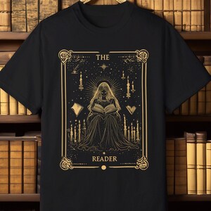 Maglietta con carta dei tarocchi The Reader, maglietta da lettura gotica e stregata, maglietta per amanti dei libri di Halloween, maglietta Comfort Colors® Spooky Dark Aesthetic