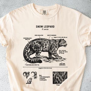 Snow Leopard T-Shirt: Detaillierte Anatomie, Komfortfarben, Wildkatzen-Design