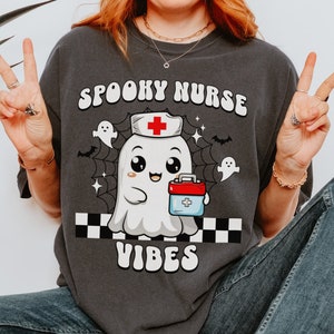 T-shirt Spooky Nurse Vibes, leuke spooktop, kawaii halloween verpleegstershirt, leuke halloweenkleding, medisch cadeau griezelseizoen