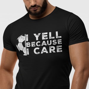 「I Yell Because I Care」Tシャツ、面白いサッカーファンへのギフト、サッカー愛好家へのTシャツ、誇り高きサッカー親へのシャツ、スポーツアパレル、フットボールコーチへのプレゼント