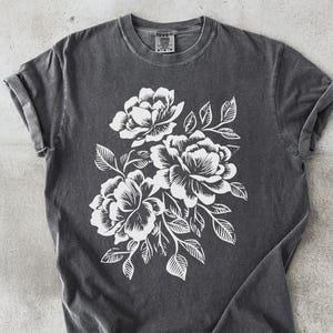 Camiseta floral, camiseta de rosas, rosas blancas sobre fondo negro, camiseta de flores, camiseta botánica, camiseta minimalista, regalo para amantes de la jardinería, camiseta elegante