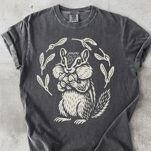Niedliches Streifenhörnchen T-Shirt, Nuss Liebhaber T-Shirt, Waldtier Shirt, Eichhörnchen Liebhaber Geschenk, Waldkreatur, Natur inspiriert, lustiges T-Shirt