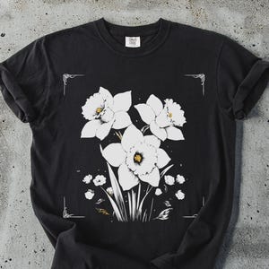 Daffodil Floral T-Shirt: Elegant Botanical Garden Tee