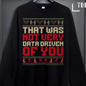 Könnte beinhalten: Schwarzer Weihnachtspullover mit rotem und weißem Design. Der Pullover hat den Text "That was not very data driven of you".