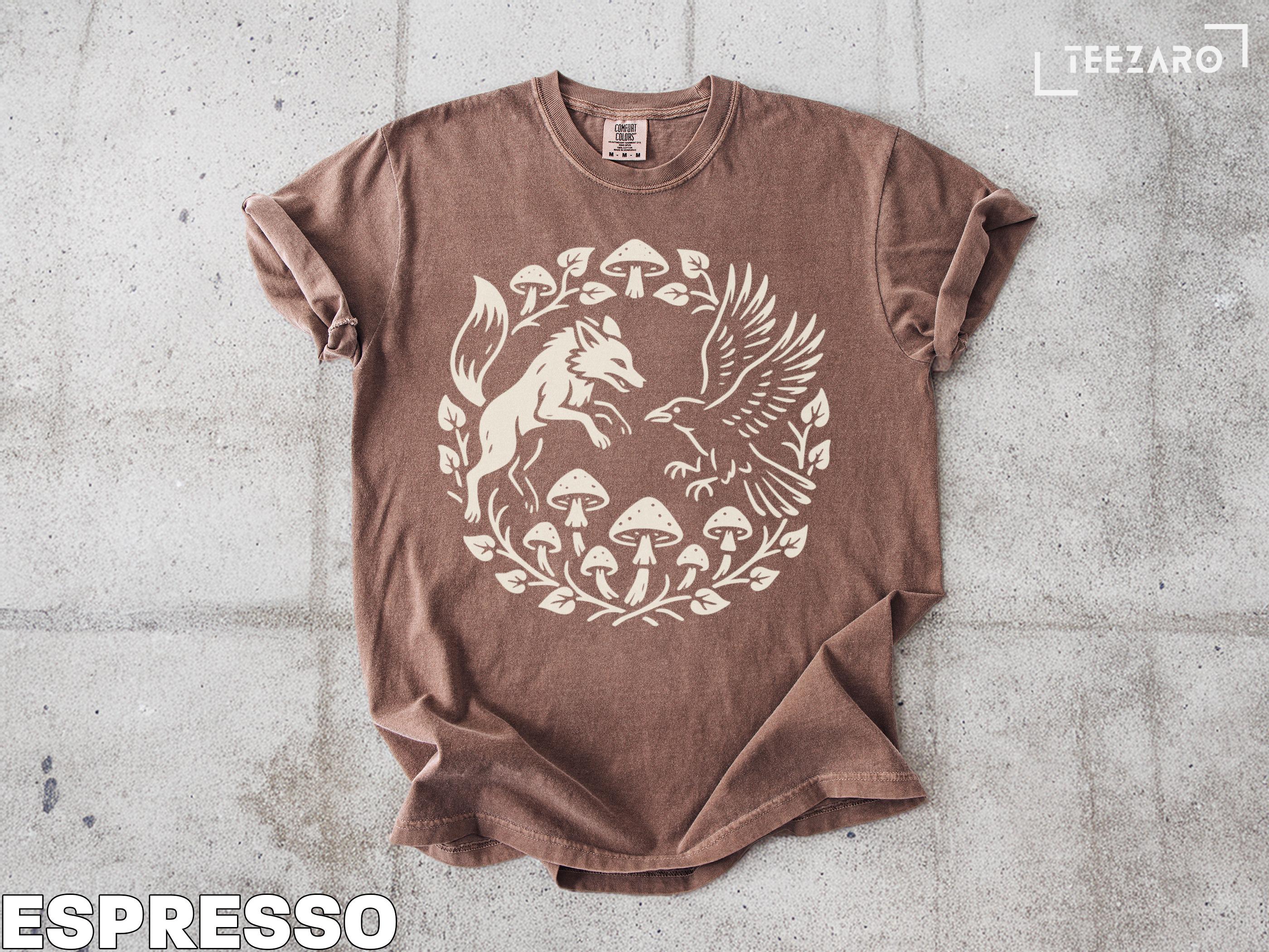 キツネとカラスのTシャツ：キノコの森のデザイン、自然をテーマにしたT