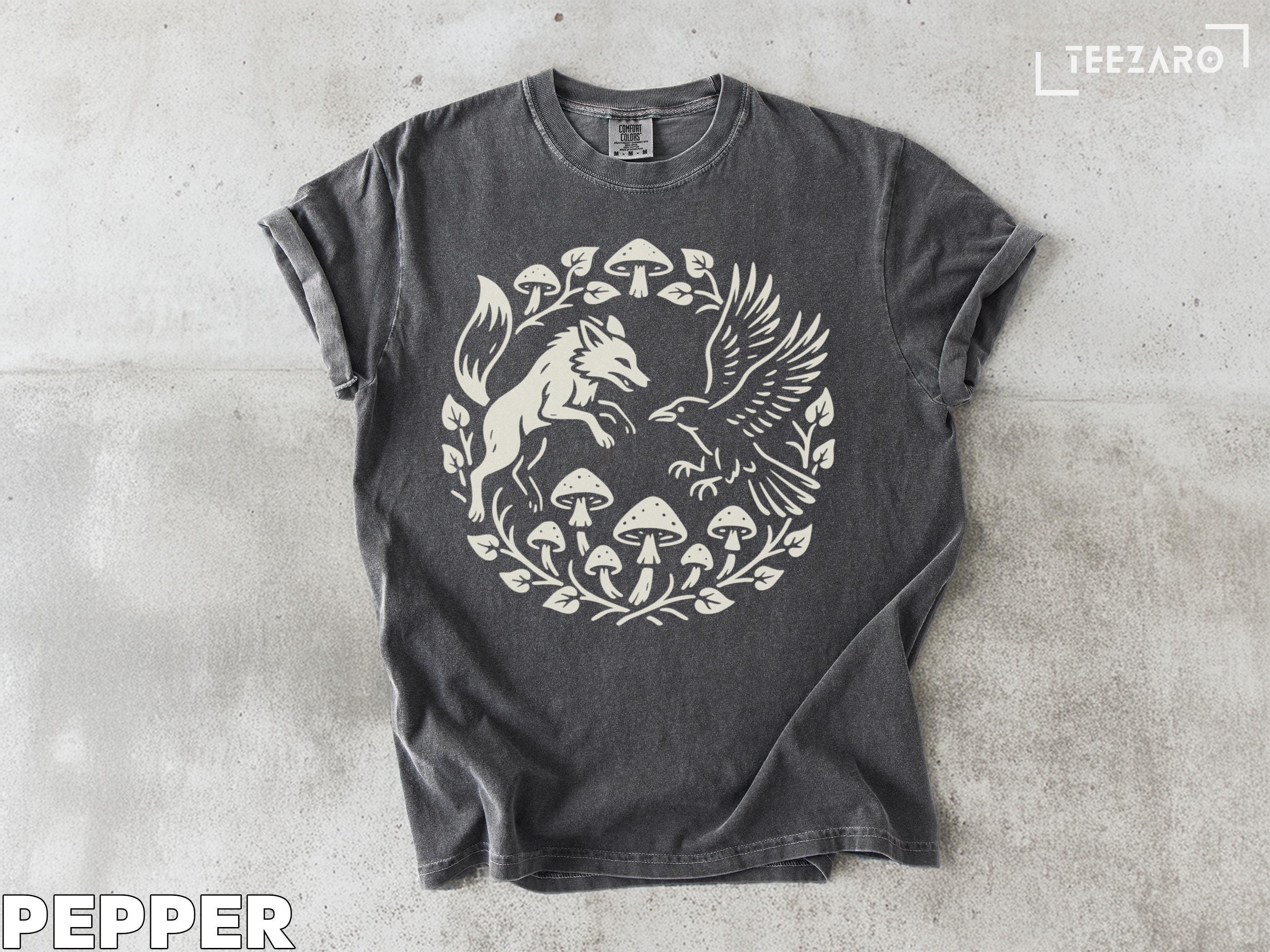 キツネとカラスのTシャツ：キノコの森のデザイン、自然をテーマにしたT