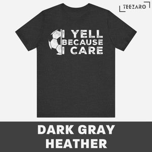 K&ouml;nnte beinhalten: Dunkelgraues T-Shirt mit einem wei&szlig;en Fu&szlig;ball-Motiv und dem Text "I yell because I care".