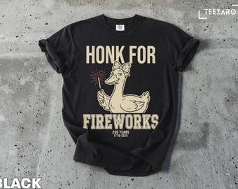 4. Juli T-Shirt: Semiquincentennial USA Tee, Ente mit Feuerwerk, Bunt, Bunt und Bunt