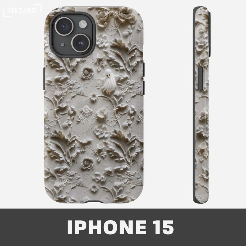 Puede incluir: Una funda blanca para iPhone 15 con un dise&ntilde;o en relieve 3D de flores y hojas blancas. Un fantasma blanco se encuentra en el centro del dise&ntilde;o.