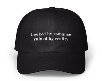 Cappello da papà ricamato "Booked By Romance": divertente regalo per gli amanti dei libri