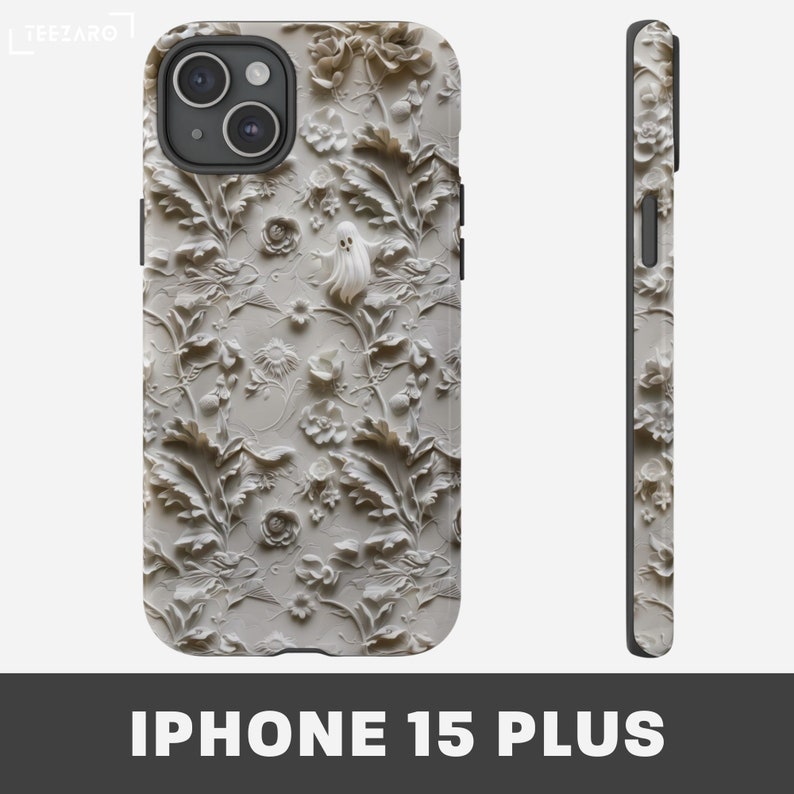 Puede incluir: Una funda para iPhone 15 Plus blanca con un dise&ntilde;o en relieve 3D de flores y hojas blancas. El dise&ntilde;o incluye una figura fantasmal en el centro.