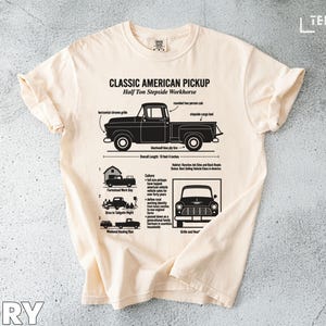 Puede incluir: Camiseta color marfil con un gráfico negro de una camioneta pickup americana clásica, diagramas y texto. La camiseta dice "CLASSIC AMERICAN PICKUP Half Ton Stepside Workhorse". La longitud total es de 503 cm.