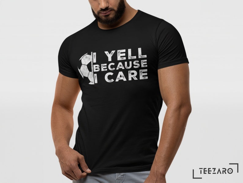 K&ouml;nnte beinhalten: Schwarzes T-Shirt mit einem wei&szlig;en Fu&szlig;ball-Motiv und dem Text "I YELL BECAUSE I CARE".