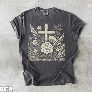 フローラルクロスTシャツ：クリスチャンボタニカルデザイン、コンフォートカラーTシャツ